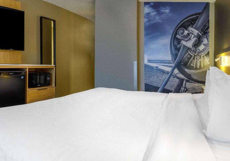 חדר סטנדרט עם מיטת קינג, Clarion Pointe Quebec Airport