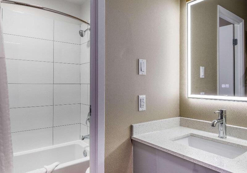 اتاق استاندارد با تخت بزرگ, Clarion Pointe Quebec Airport