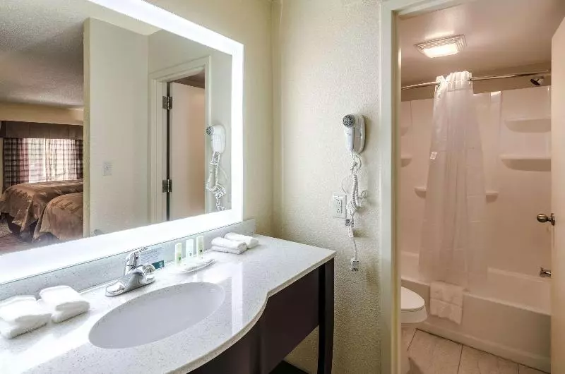 استودیوی لوکس, Days Inn By Wyndham Penticton Conference Centre