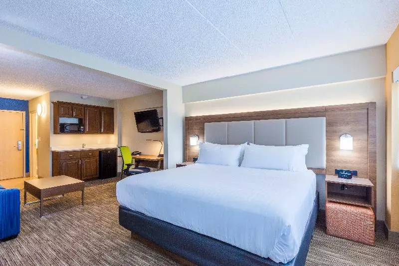 キングサイズベッドのスイートルーム, Holiday Inn Express Hotel & Suites Saint John Harbour Side, An Ihg