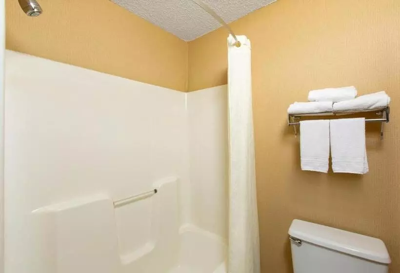 Standard-invahuone, Super 8 By Wyndham Salina I70