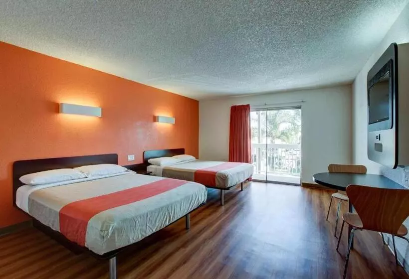 اتاق لوکس چهار تخته, Motel 6santa Ana, Ca  Irvine  Orange County Airport