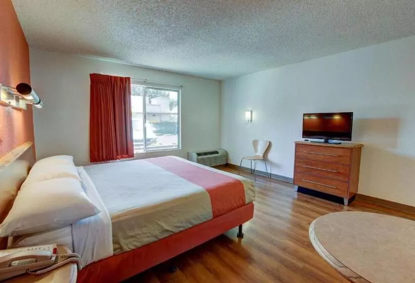 اتاق لوکس با تخت بزرگ, Motel 6santa Ana, Ca  Irvine  Orange County Airport