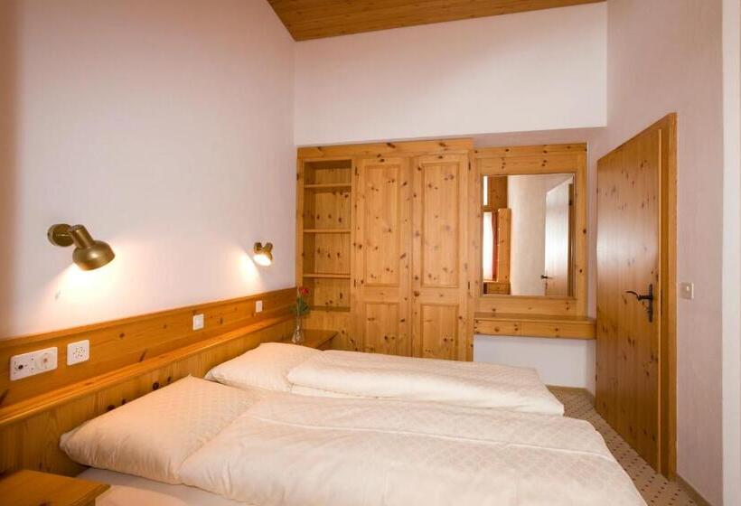 جناح عائلي, Laaxerhof