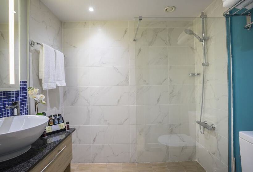 Полулюкс, Leonardo Laura Beach & Splash Resort