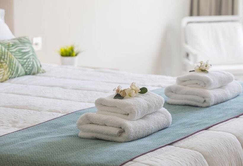 Полулюкс, Leonardo Laura Beach & Splash Resort