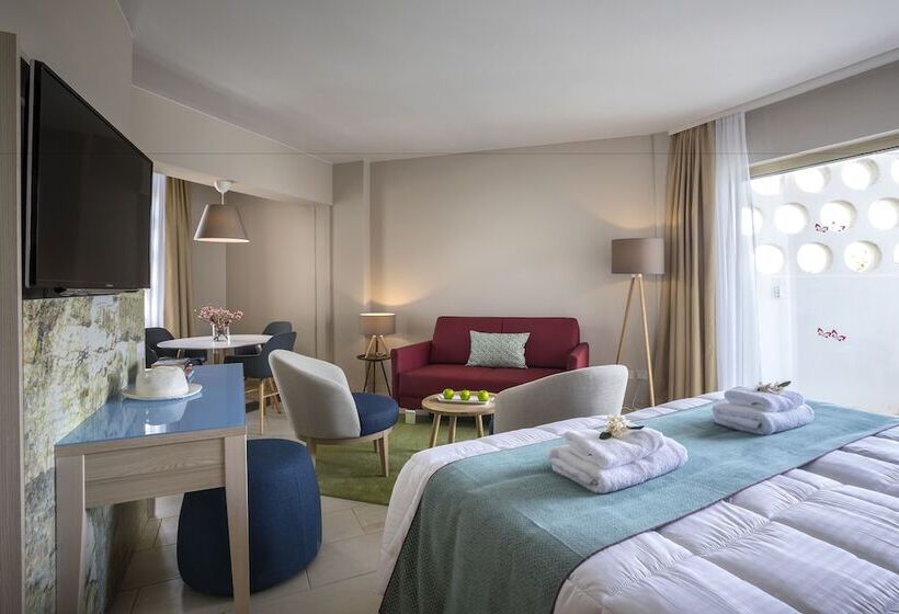 Полулюкс, Leonardo Laura Beach & Splash Resort