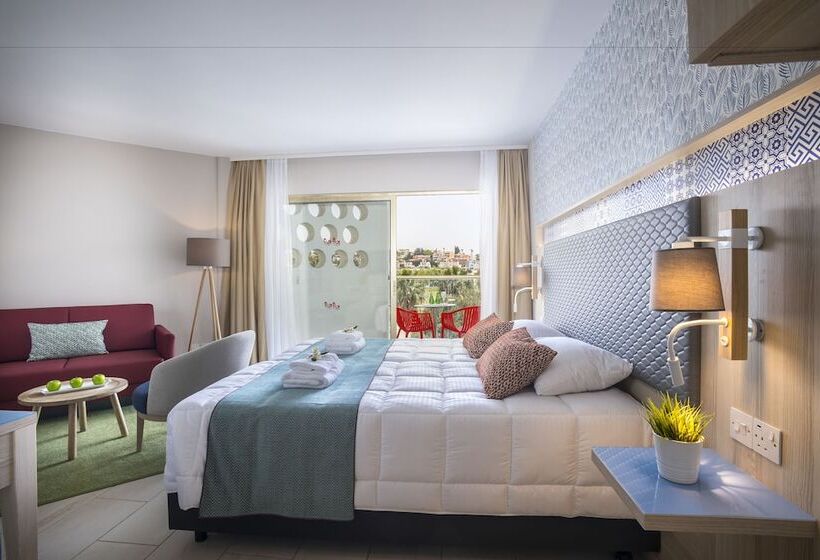 Полулюкс, Leonardo Laura Beach & Splash Resort