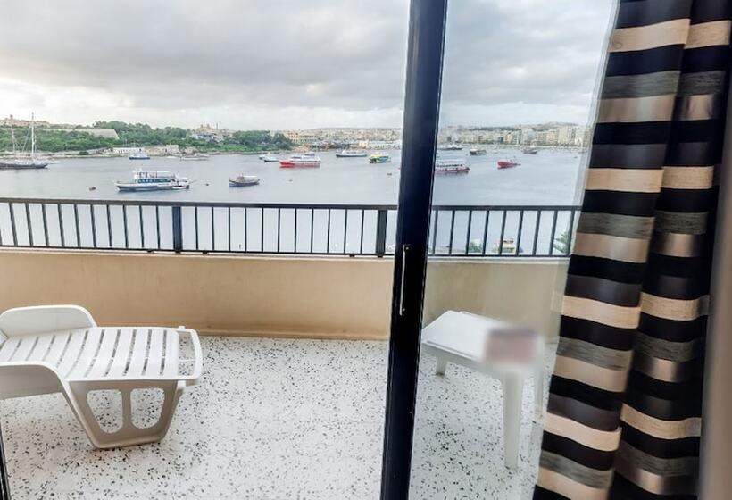 اتاق سوپریور با چشم‌انداز دریا, Sliema Marina