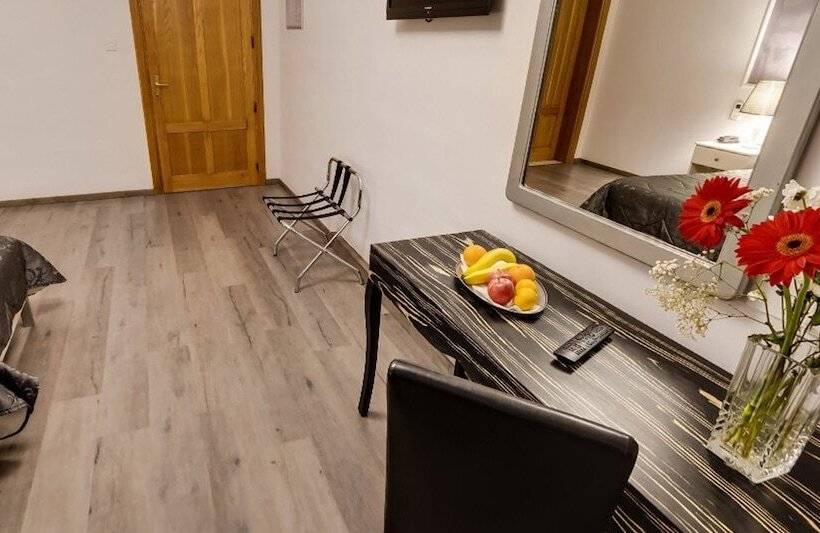 اتاق استاندارد سه نفره, Sliema Marina