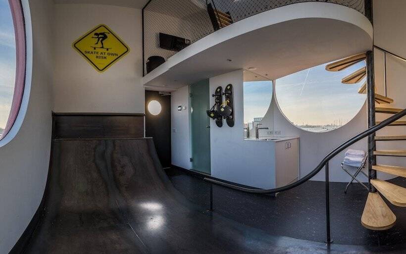 Standard Room, Botel