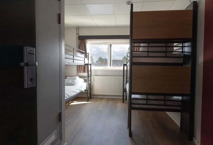 Standard Quadruple Room, Botel