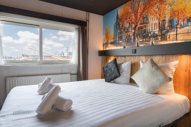Standard Room, Botel