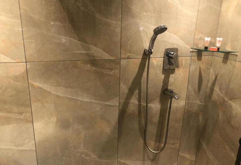 اتاق لوکس, Holiday Resort