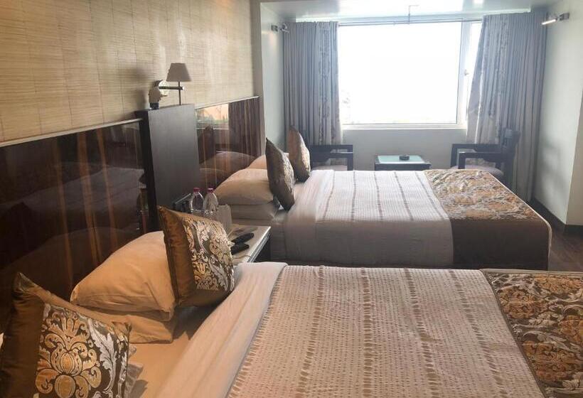 اتاق خانوادگی با چشم‌انداز دریا, Holiday Resort