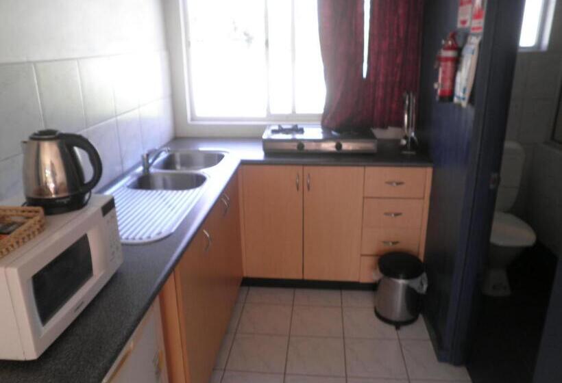 패밀리 룸, Capricorn International