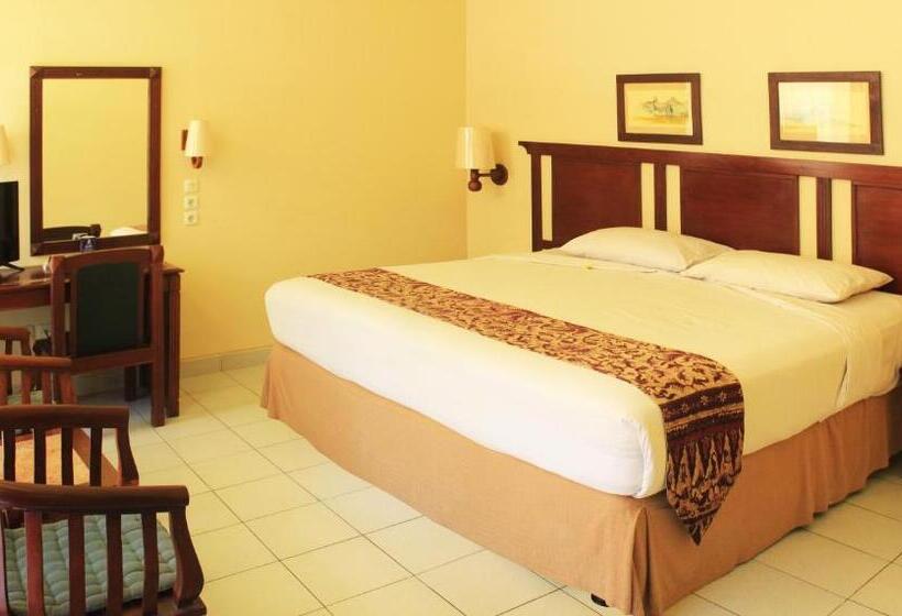 בקתה סופריור, Besakih Beach