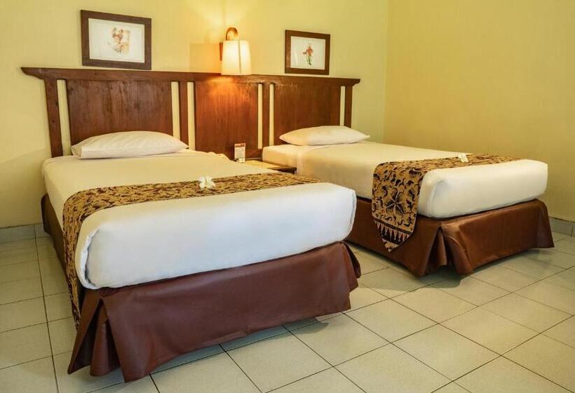 בקתה סופריור, Besakih Beach