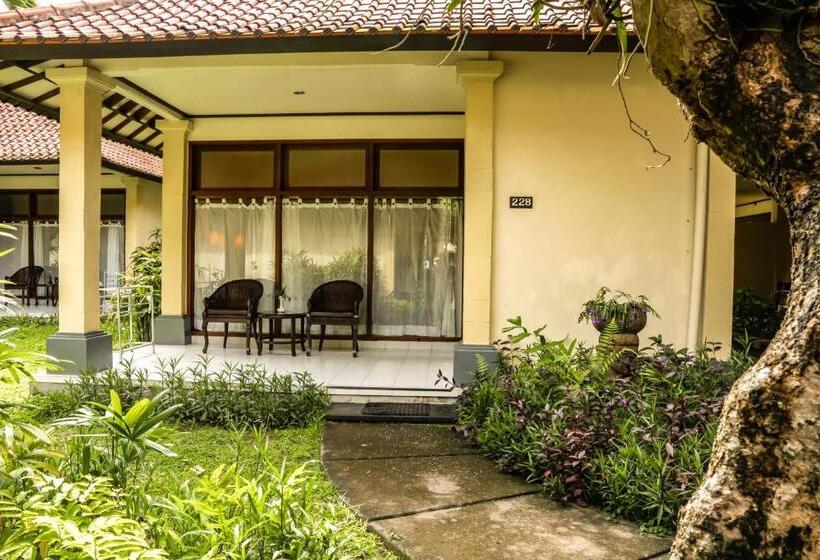 בקתה סופריור, Besakih Beach