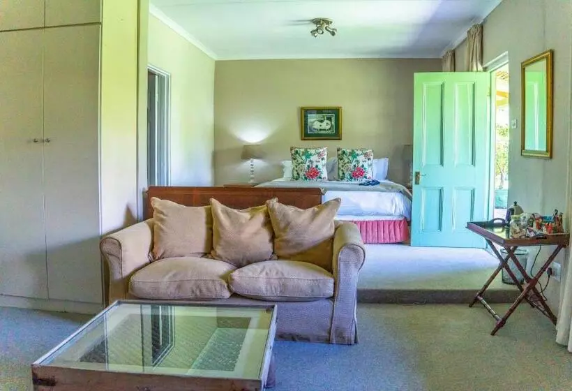 Perhehuone, Halliwell Country Inn