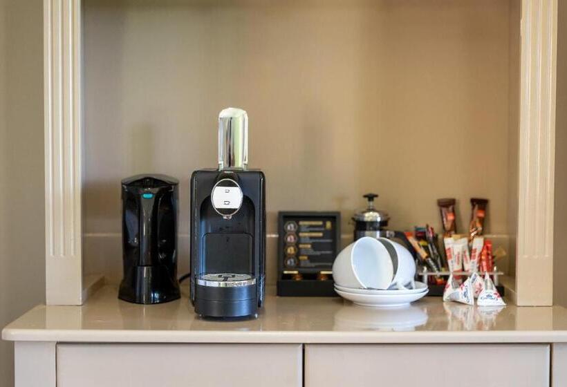 בקתת חדר, Halliwell Country Inn