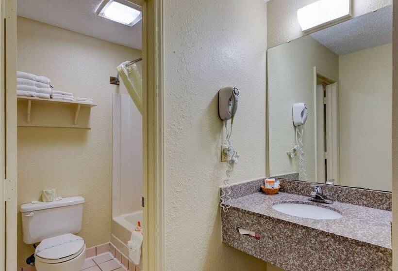 带2个双人床的标准工作室, Continental Inn Charlotte