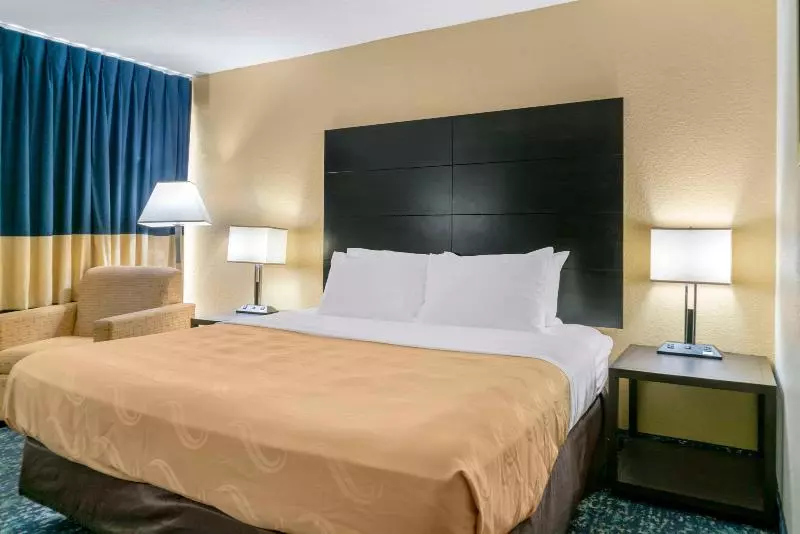 身障者適用スタンダードルーム, Holiday Inn Toulon City Centre, An Ihg