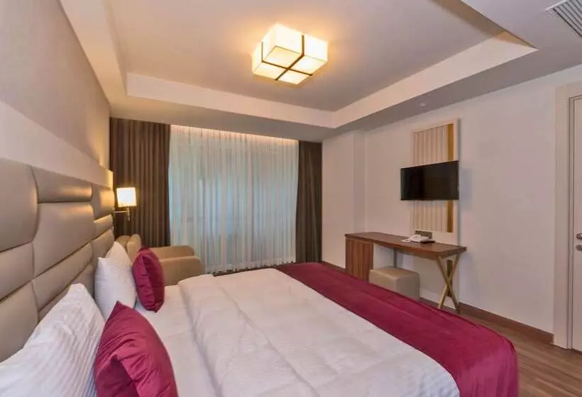 اتاق خانوادگی تودرتو, Golden Royal Hotel & Spa