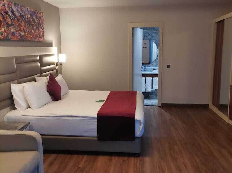 سوییت جونیور, Golden Royal Hotel & Spa