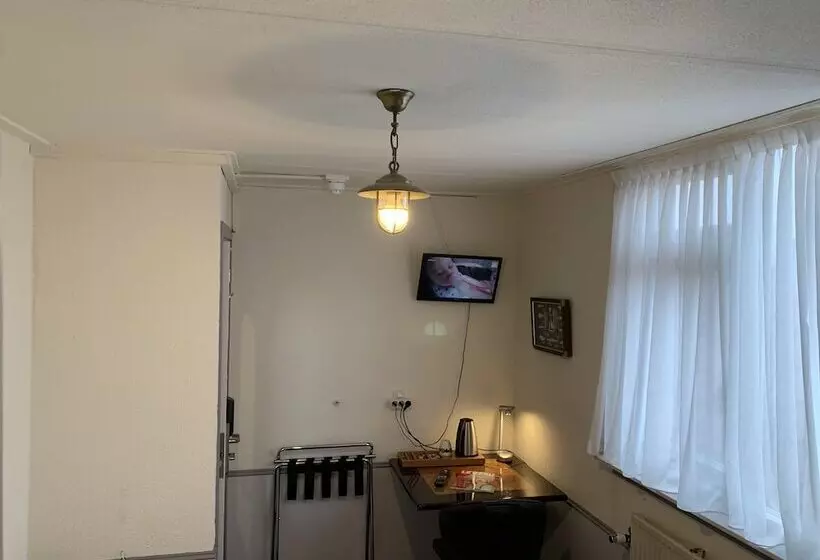 Standard Yhden Hengen Huone, Amadeus