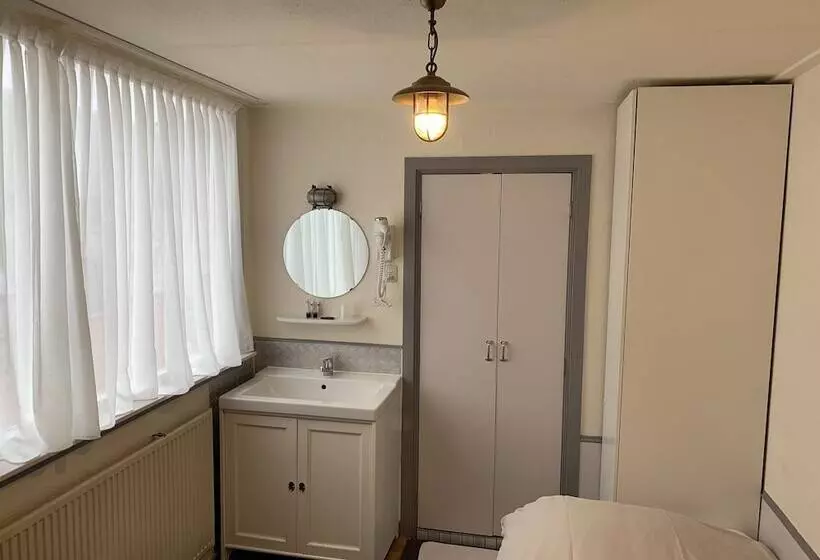 Standard Yhden Hengen Huone, Amadeus