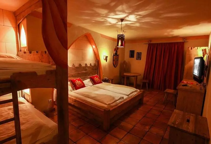 スタンダードトリプルルーム, 4 Sterne Burghotel Castillo Alcazar, Europa Park Freizeitpark & Erlebnis Resort