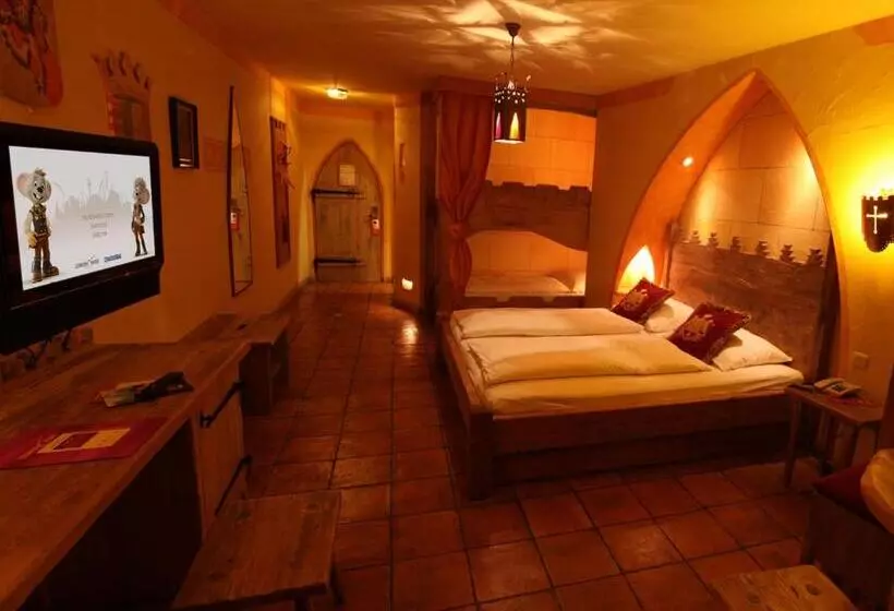 スタンダードトリプルルーム, 4 Sterne Burghotel Castillo Alcazar, Europa Park Freizeitpark & Erlebnis Resort