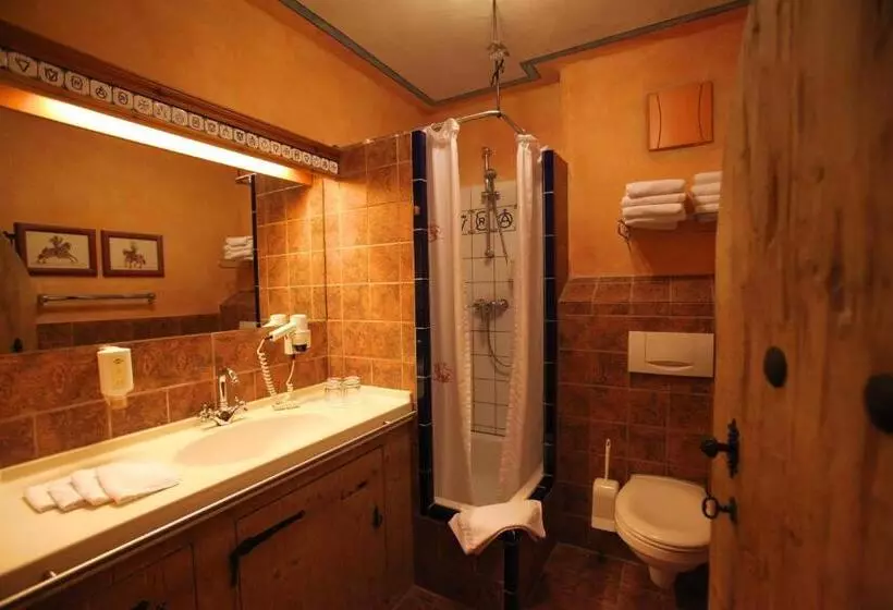 スタンダード4人部屋, 4 Sterne Burghotel Castillo Alcazar, Europa Park Freizeitpark & Erlebnis Resort