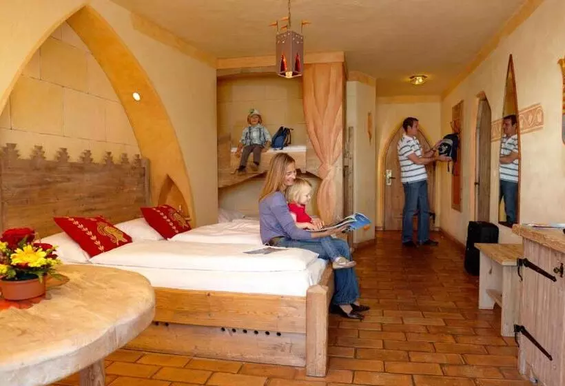 スタンダード4人部屋, 4 Sterne Burghotel Castillo Alcazar, Europa Park Freizeitpark & Erlebnis Resort