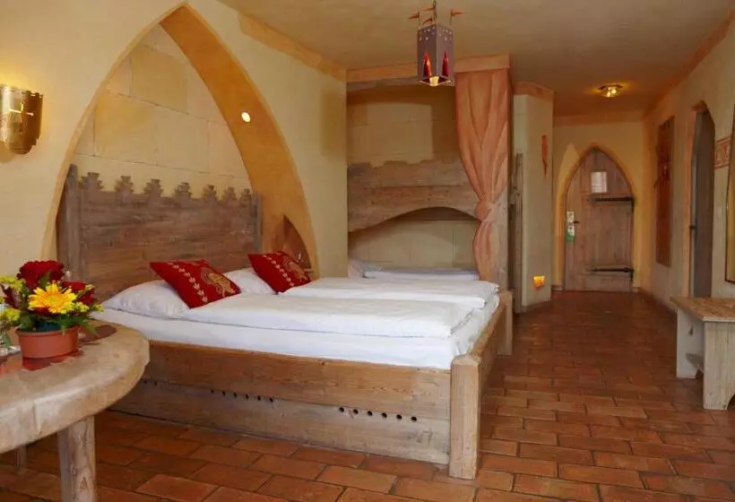 スタンダード4人部屋, 4 Sterne Burghotel Castillo Alcazar, Europa Park Freizeitpark & Erlebnis Resort
