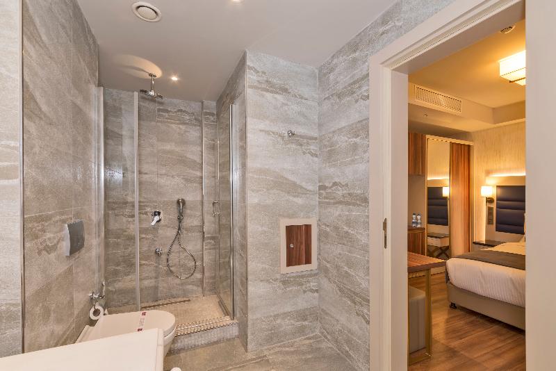 اتاق لوکس سه تخته, Golden Royal Hotel & Spa