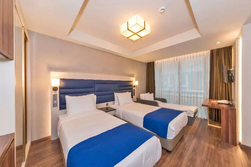 اتاق لوکس سه تخته, Golden Royal Hotel & Spa