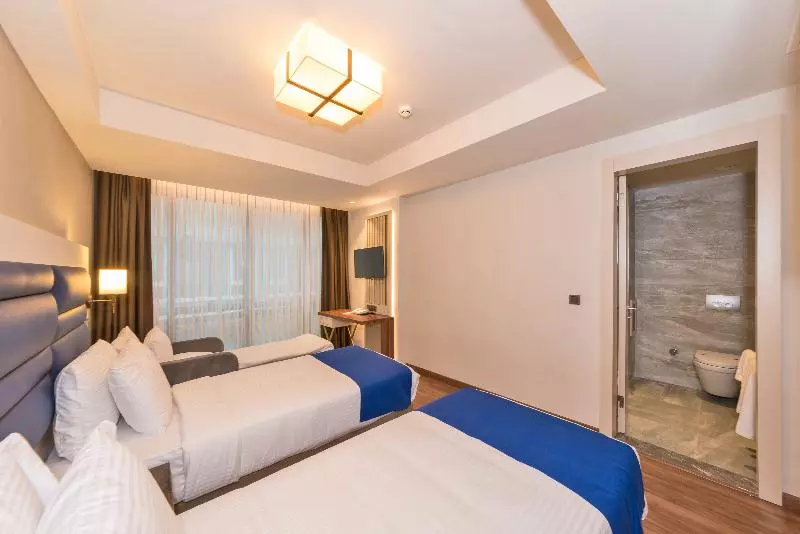 اتاق لوکس سه تخته, Golden Royal Hotel & Spa