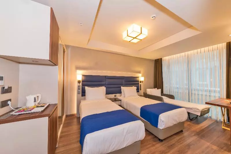اتاق لوکس سه تخته, Golden Royal Hotel & Spa