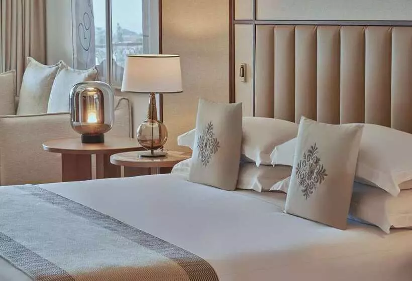 キングサイズベッドのスイートルーム, Virgin Hotels Las Vegas, Curio Collection by Hilton