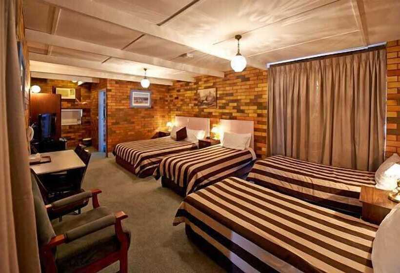 חדר משפחתי, Figtree Motel