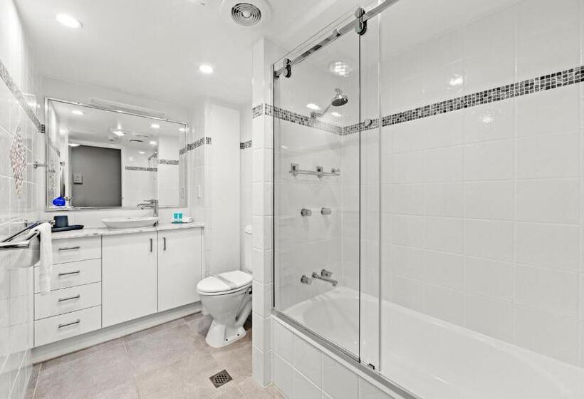 شقة سوبيريور من غرفتي نوم مطلة على البحر, Burleigh Beach Tower