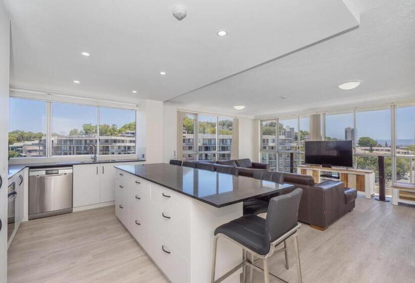 شقة سوبيريور من غرفتي نوم مطلة على البحر, Burleigh Beach Tower