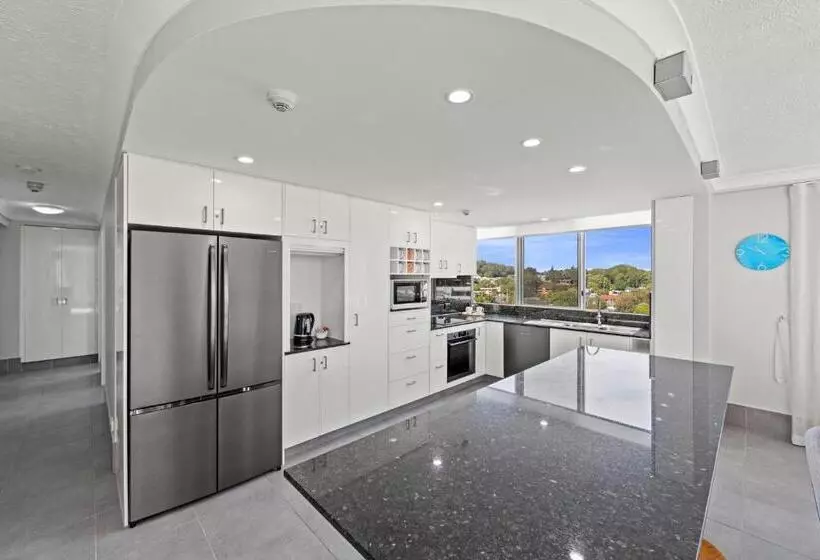 Superior 2-bedroom flat with sea view, Burleigh Beach Tower