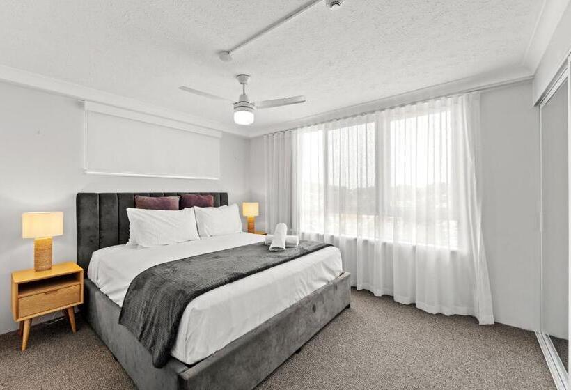 شقة سوبيريور من غرفتي نوم مطلة على البحر, Burleigh Beach Tower