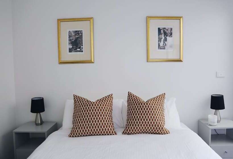 דירת שני חדרים, Collins