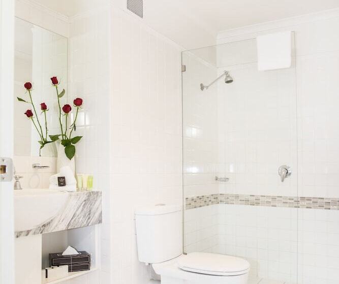 דירת שני חדרים, Collins