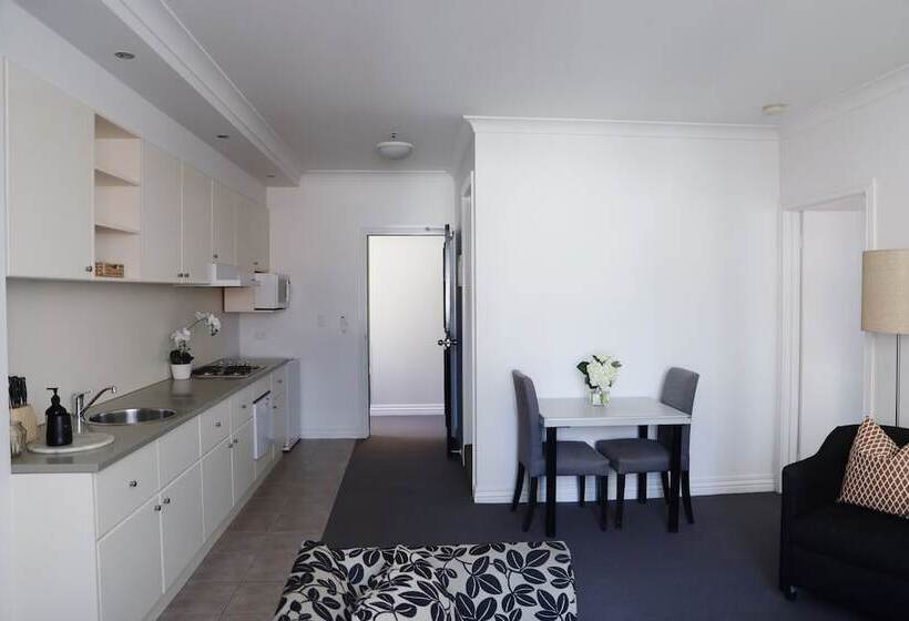 דירת חדר, Collins