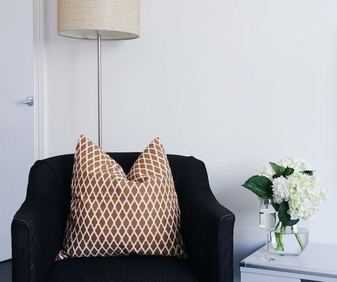 חדר סטודיו סטנדרד, Collins